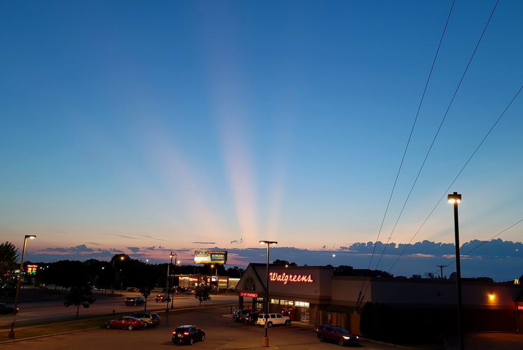 weaumaier's tweet photo. Crepuscular rays made for a unique and beautiful sunset in Eau Claire tonight. #skywarn13 https://t.co/mSj9P4Hxpn