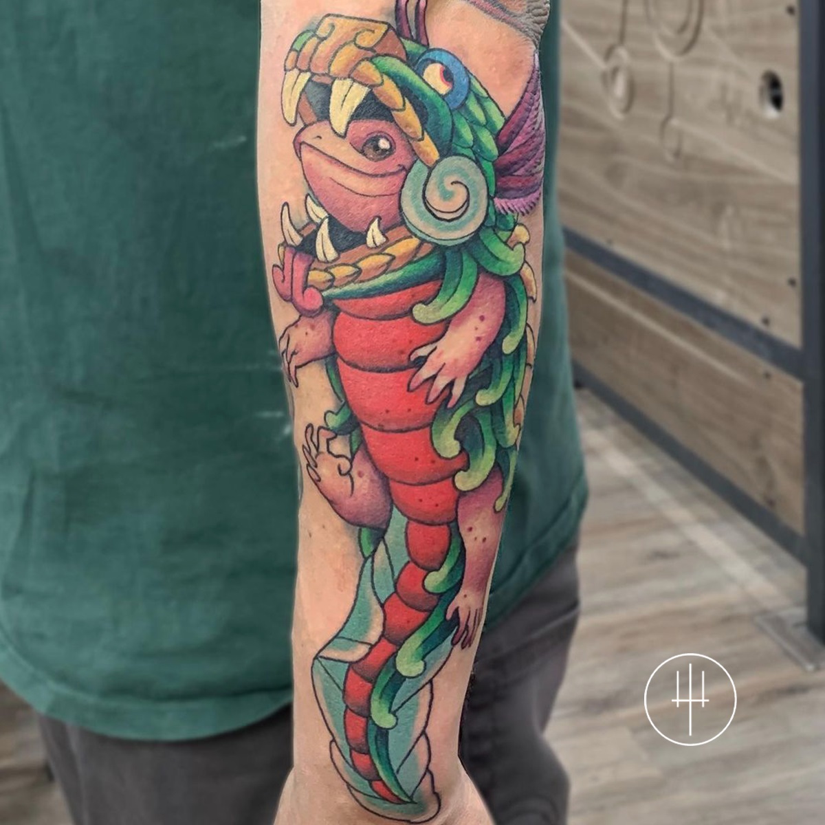 A pesar de ser considerado un monstruo de agua, el ajolote es un anfibio tímido que siempre busca esconderse, como se aprecia en este increíble tattoo.