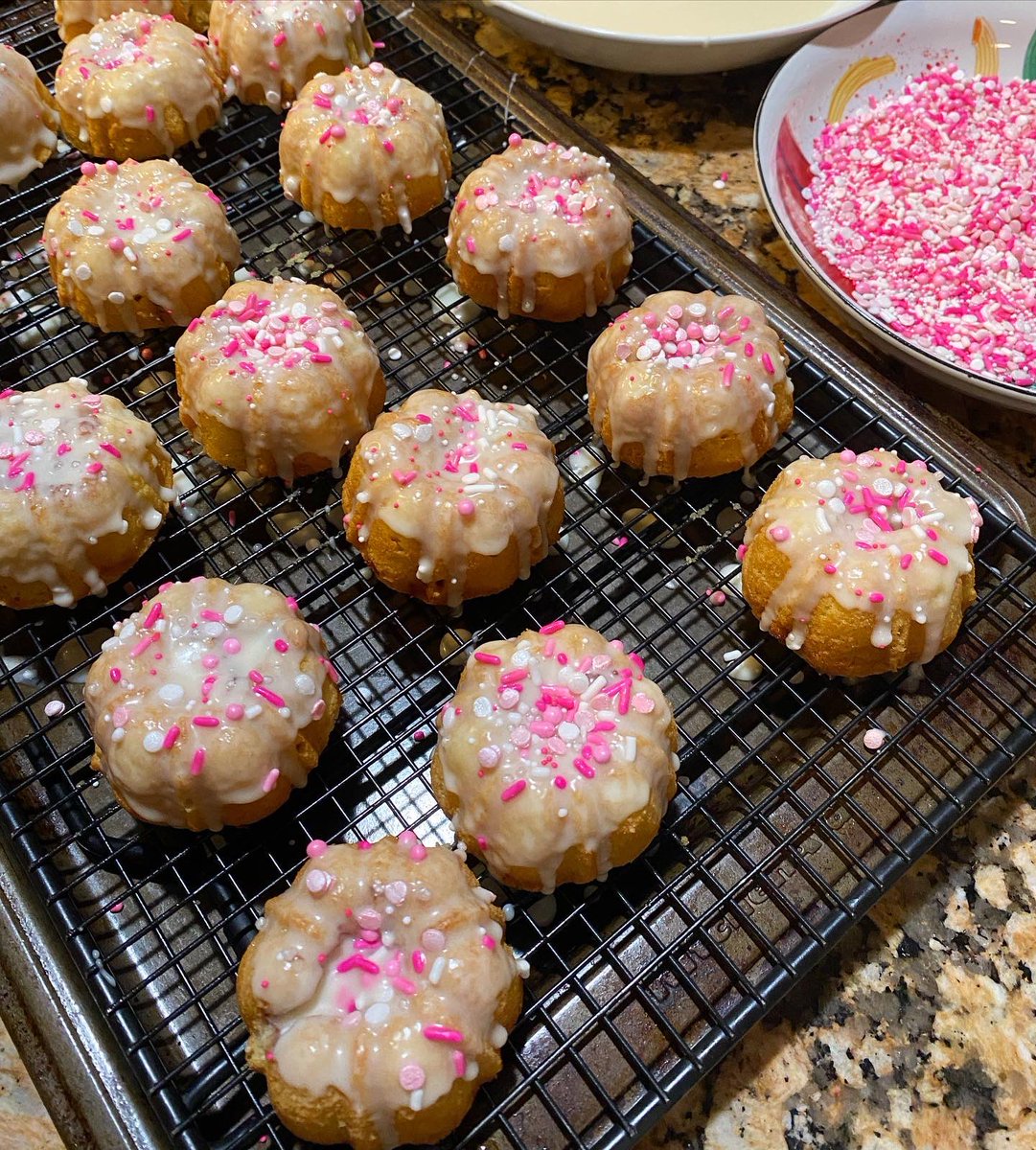 I made GF strawberry jam swirled bundt cakez, with white chocolate glaze 💘💓 Sending lots o love, &amp; good thoughts alwayzzz!!!