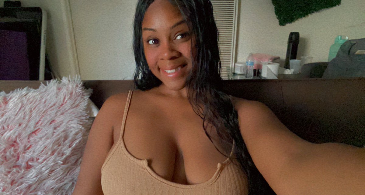 graybrii47's tweet photo. Braless &amp; free 🥵 https://t.co/49aqglr6wv

 #onlyfans #onlyfansgirl #content #spicycontent #spicycontentcreator #onlyfanscontent #onlyfans  #onlyfans #content #sale #OF #sale #pics #vids #freakyvids #freak #wet #ebony https://t.co/UZQjtixWsR