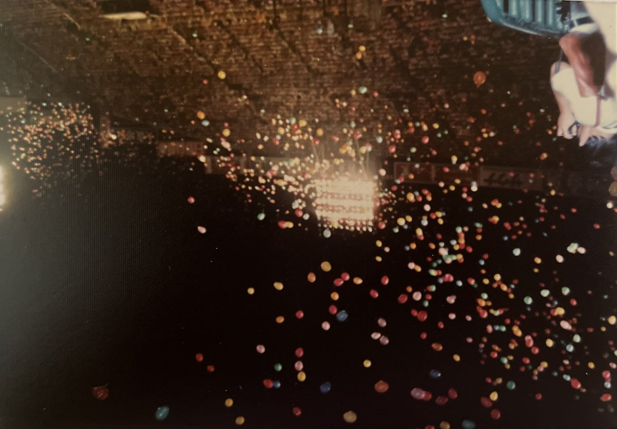 naoko30506827's tweet photo. #西城秀樹
#HidekiSaijo
#stadiumconcert
左のポスターは帰りに難波駅まで延々と張ってあったものです。係員さんに許可をもらって持って帰りました😅💦
2番目は特典ポスター💕
左頬の星がキュート🥰肉眼で観れるはずも無くポスター見てキュン💕💕💕 https://t.co/DRUNKLrl8d