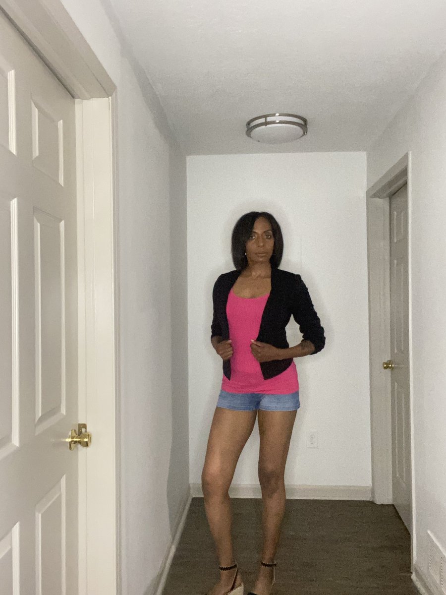 Realtwinrozay's tweet photo. First Fridays - Shorts &amp; Blazers theme this month 🙋🏾‍♀️😘 Celebrating my workout partner and her twin sister’s birthday 🥳🥳🥳 #firstfridayscolumbusoh #shortsandblazers #ifeelbeautiful https://t.co/IusA2IHJ0D