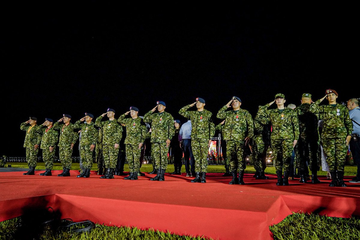 COMANDANTE_EJC's tweet photo. (2) Así mismo, con presencia de los señores presidente de la República, @mindefensa, comandante @FuerzasMilCol y cúpula militar y policial, destacamos con la imposición de medallas militares el compromiso de hombres y mujeres por aportar en la construcción de un mejor país. https://t.co/7iVnawzFGE
