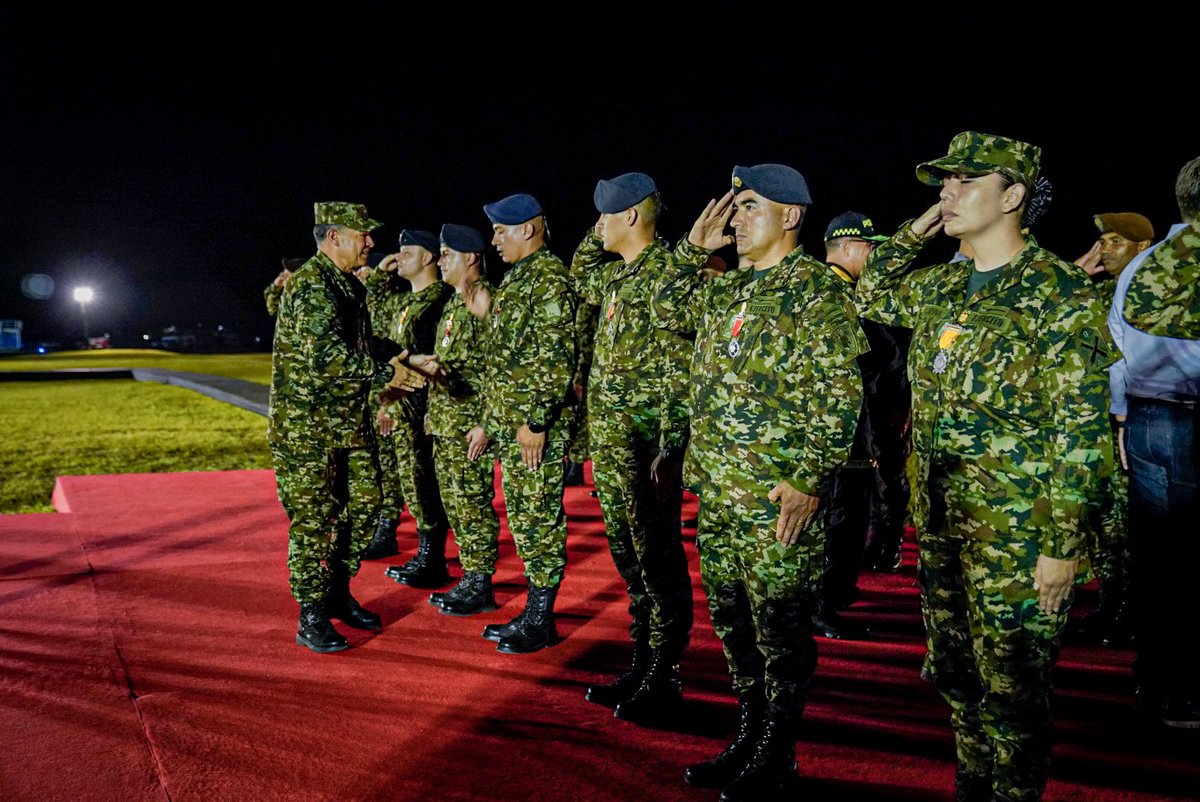 COMANDANTE_EJC's tweet photo. (2) Así mismo, con presencia de los señores presidente de la República, @mindefensa, comandante @FuerzasMilCol y cúpula militar y policial, destacamos con la imposición de medallas militares el compromiso de hombres y mujeres por aportar en la construcción de un mejor país. https://t.co/7iVnawzFGE