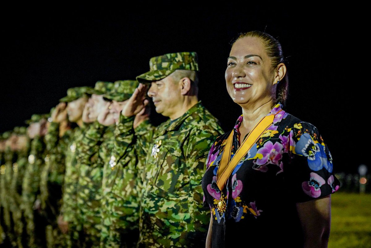 COMANDANTE_EJC's tweet photo. (2) Así mismo, con presencia de los señores presidente de la República, @mindefensa, comandante @FuerzasMilCol y cúpula militar y policial, destacamos con la imposición de medallas militares el compromiso de hombres y mujeres por aportar en la construcción de un mejor país. https://t.co/7iVnawzFGE