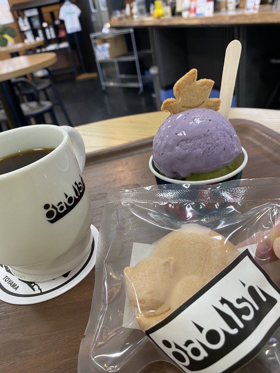 yuka_aoihito's tweet photo. モナカアイスのプレゼント付き❤️

#8ablishTOYAMA
#ヴィーガンアイスクリーム
#バジル
#ブルーベリーヨーグルト https://t.co/E8rxwedB7G