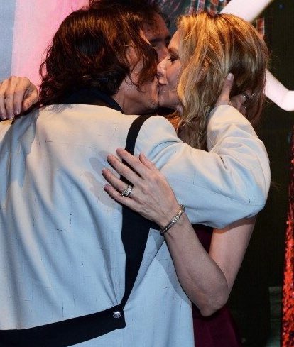 STARSHINEDEPP's tweet photo. johnny depp and michelle pfeiffer greeting each other with a kiss. love that for both of them 🥲 https://t.co/w1Isz8JdiS