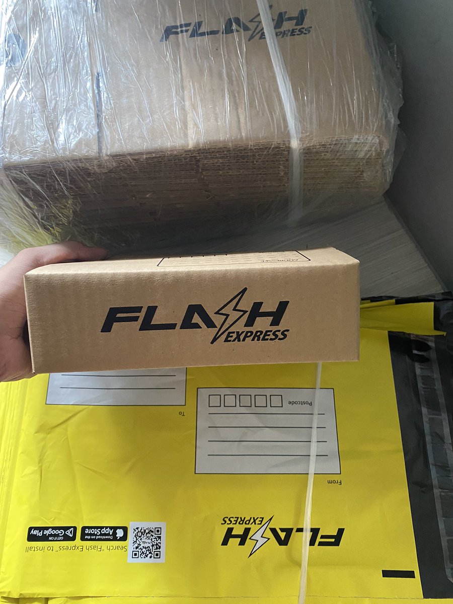_busanluvr's tweet photo. omg kayo guys i’ll switch na talaga sa flash express. they gave me free corrugated boxes and pouches, as in super dami 🥹 https://t.co/v2Oxu70vAN