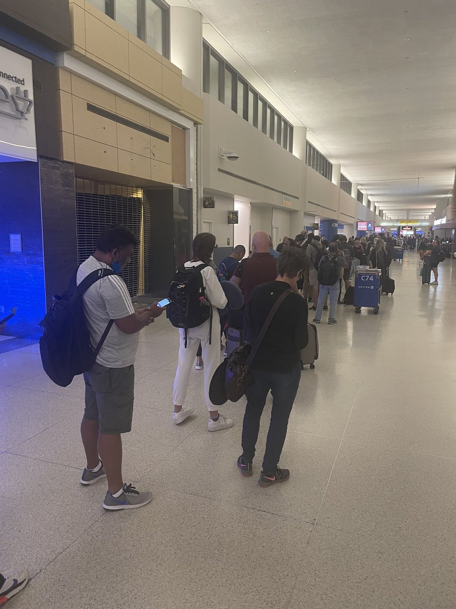 Lemlewinks's tweet photo. @united Is this customer service line hot dog or hamburger style? https://t.co/lV8NERb12d