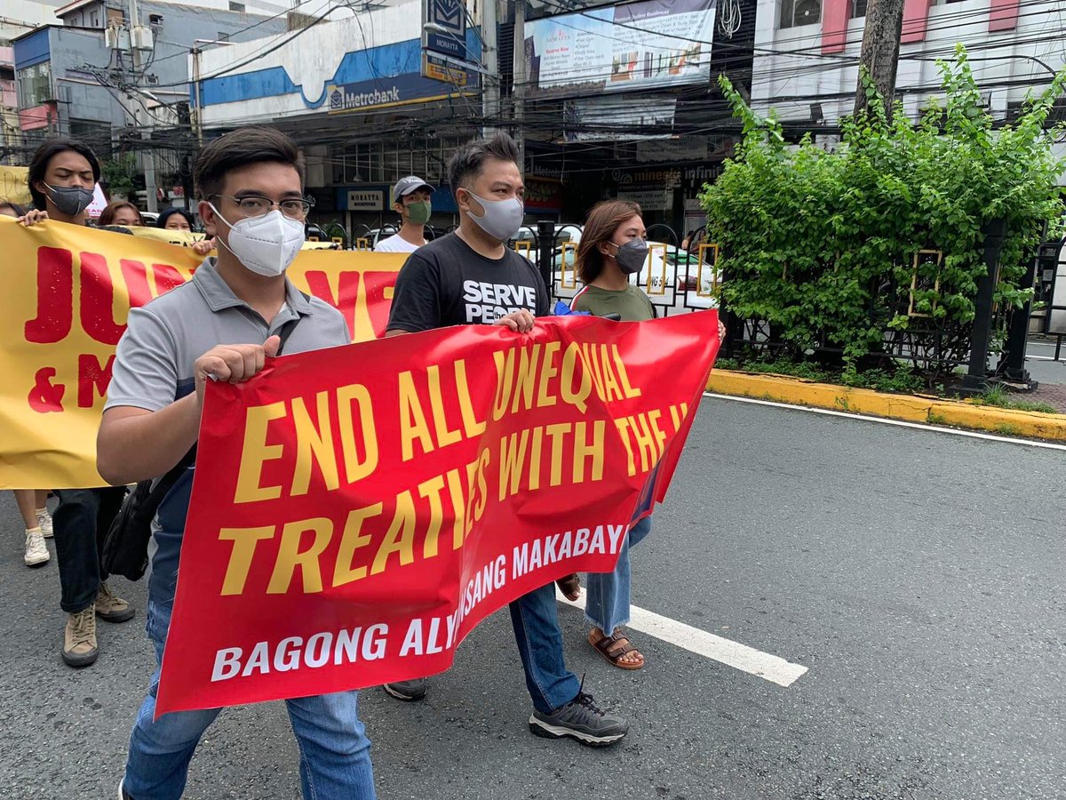 lfsupdiliman's tweet photo. TIGNAN: Nagdaos ng kilos-protesta sa Mendiola ang iba’t ibang sektor upang ipanawagan ang pagbabasura ng Mutual Defense Treaty at iba pang mga di pantay na kasunduan sa pagitan ng US at Pilipinas. https://t.co/eUgK29B3xU