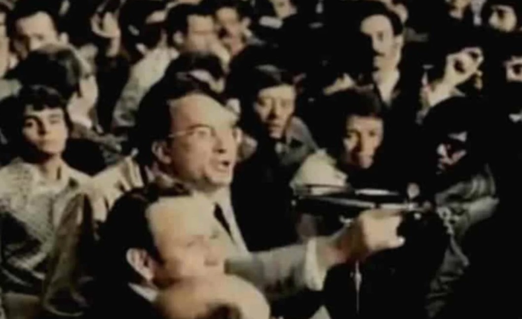 #TomarLaPalabra de @Asaltoalcielo | Buenos modales bit.ly/3zB8ogi

Luis Echeverría, ensoberbecido por la desmemoria y el oportunismo, apunta con su índice: “Así gritaban las juventudes de Mussolini y Hitler, jóvenes fascistas del coro fácil.”