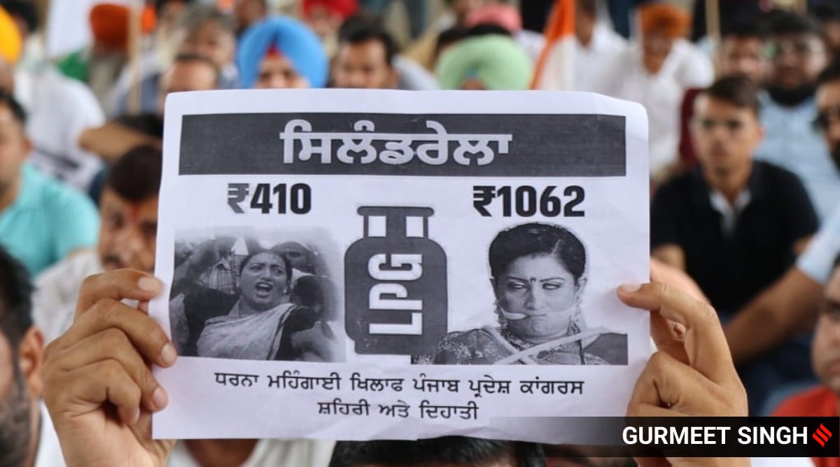 ExpressImages's tweet photo. #InPics | #CongressProtests against price rise at Ferozepur road in #Ludhiana on Friday. 
📸 by @GurmeetExpress 
#ExpressPhotos #Congress #RahulGandhi #PriyankaGandhi https://t.co/lhh9JgbYpd