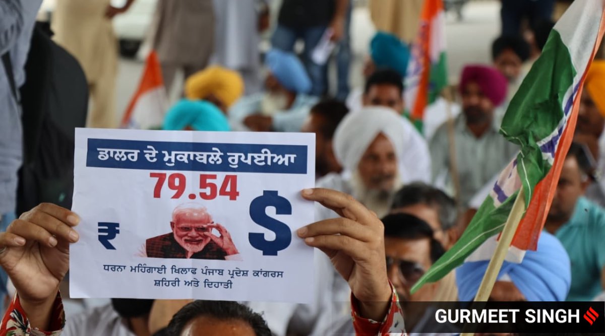 ExpressImages's tweet photo. #InPics | #CongressProtests against price rise at Ferozepur road in #Ludhiana on Friday. 
📸 by @GurmeetExpress 
#ExpressPhotos #Congress #RahulGandhi #PriyankaGandhi https://t.co/lhh9JgbYpd