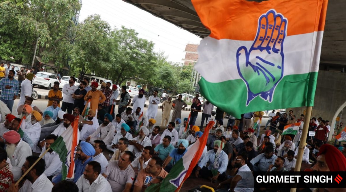 ExpressImages's tweet photo. #InPics | #CongressProtests against price rise at Ferozepur road in #Ludhiana on Friday. 
📸 by @GurmeetExpress 
#ExpressPhotos #Congress #RahulGandhi #PriyankaGandhi https://t.co/lhh9JgbYpd