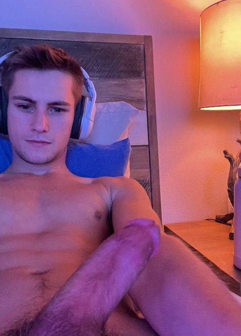 what&rsquo;re you putting your mouth on first while i play? https://t.co/O3NHReyTcA<a href="/tag/gayvnawards"class="tags"><span>#gayvnawards</span></a>