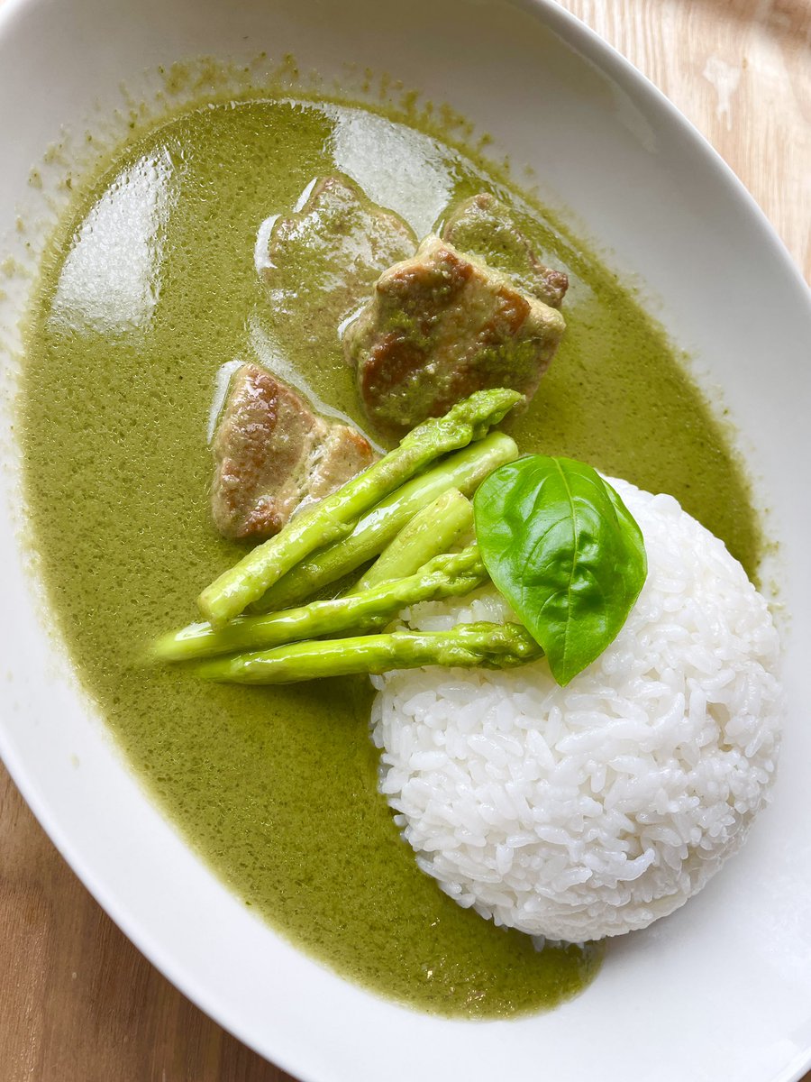 久しぶりにグリーンカレー作った、青唐辛子入れすぎて激辛。美味かったけど。

独身と幽霊の料理漫画「ひとり事」発売中→ https://t.co/nuYkEJOUVQ 
