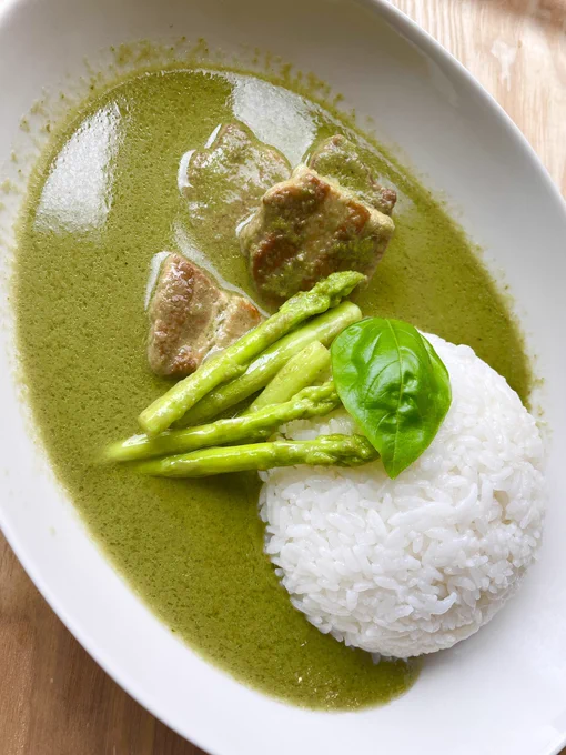 久しぶりにグリーンカレー作った、青唐辛子入れすぎて激辛。美味かったけど。

独身と幽霊の料理漫画「ひとり事」発売中→ https://t.co/nuYkEJOUVQ 