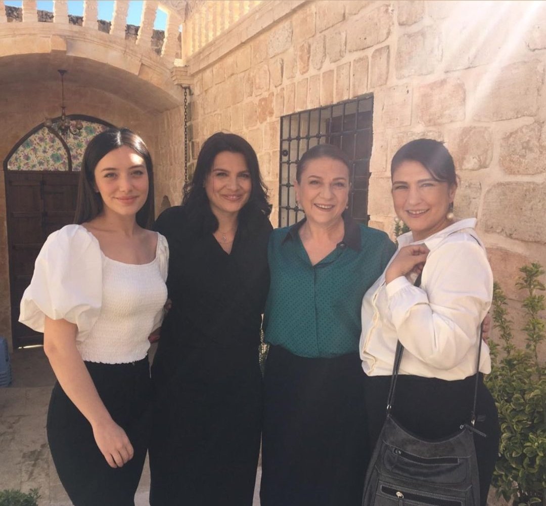 ZeynepHercaiMx's tweet photo. || ¡GRACIAS! a cada uno, por su apoyo, por el cariño, por aceptar a mi zeynep y hacerla parte de su hermosa familia, y en esta historia que marcó a muchos🌻 que la vida nos vuelva a juntar. En algún momento para otra aventura, siempre en mi corazón, los quiere, Zeynep🌻 https://t.co/UccyMLiZzT