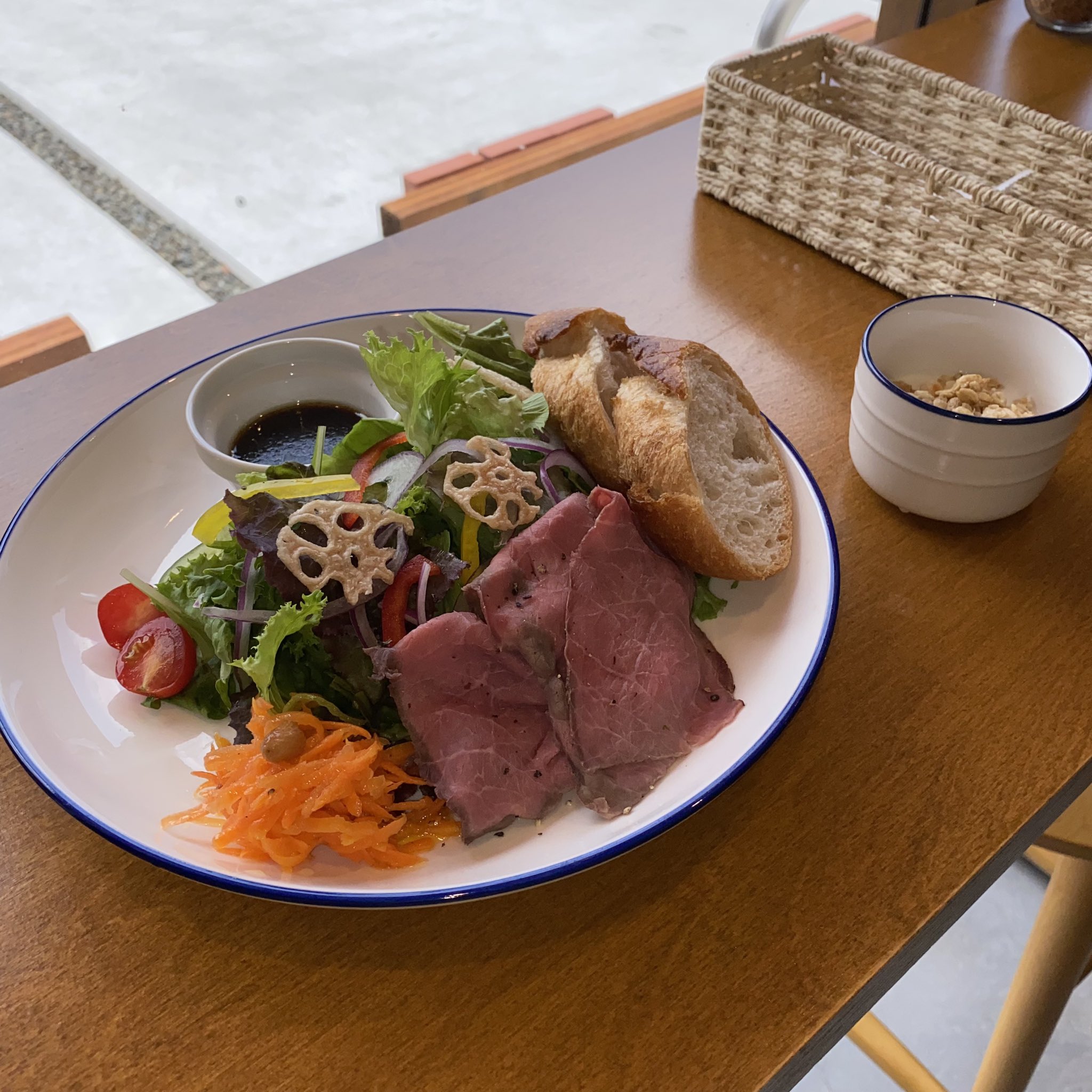 ゆうちゃんちゃん 今日は和歌山市の東長町にできたカフェナチュラルセカンドさんでランチ サラダランチのローストビーフをいただきました バルサミコソースがさっぱりしてて美味しかったです 100円追加料金でクリームソーダが食べられたのも