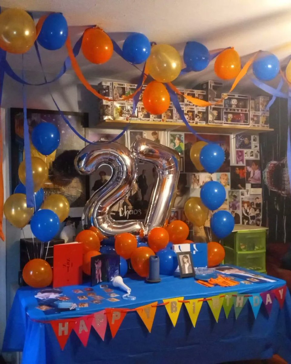 2moodz_blue's tweet photo. I know it's late but I celebrated @_chowoodz birthday today and I honestly had the best time. The decorations were on point and the cake was amazing. I love you Seungyoun and I hope you had just as a fantastic day as I did celebrating you 💙🧡🫶🫰 #우즈 #조승연 #woodz_day #WOODZ https://t.co/0AYzfbfPBB