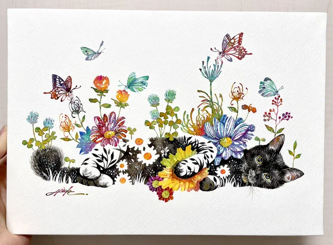 幸せに包まれた黒猫 