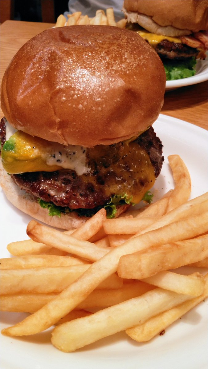 chapi_koro02's tweet photo. ららぽでお買い物
ランチはハンバーガー🥰
#JsBURGER https://t.co/BgLgT9XJ03