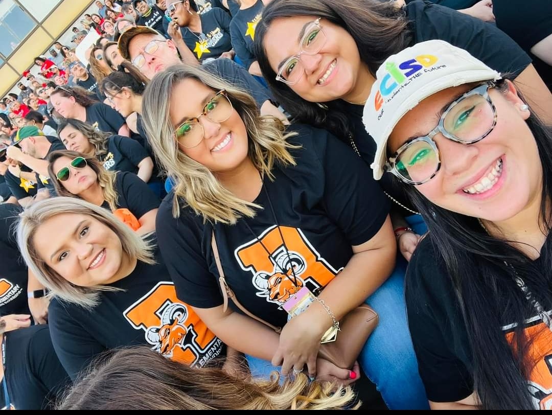 AmberM2022's tweet photo. We started of this week with Convocation 2022! and I just want to say that I am so proud to be a part of an amazing staff! Our staff is seriously Rossome🖤🧡 #Rosselementary https://t.co/ri46LrvGFe