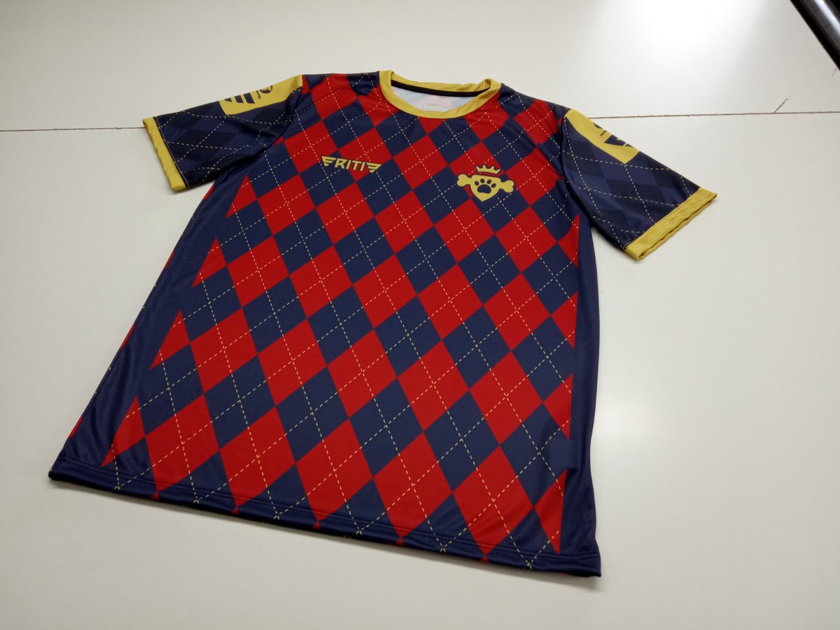 dsoriart's tweet photo. [OFICIAL]

Por fin veremos en movimiento las equipaciones que diseñamos para la Selección de @DoggoLeague.

Esta noche, en exclusiva, desde el Canal Olímpico de @reinodekaesh en Twitch. https://t.co/tMhtsiKc0Z