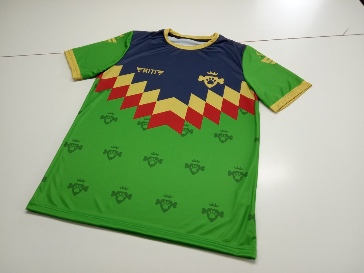 dsoriart's tweet photo. [OFICIAL]

Por fin veremos en movimiento las equipaciones que diseñamos para la Selección de @DoggoLeague.

Esta noche, en exclusiva, desde el Canal Olímpico de @reinodekaesh en Twitch. https://t.co/tMhtsiKc0Z