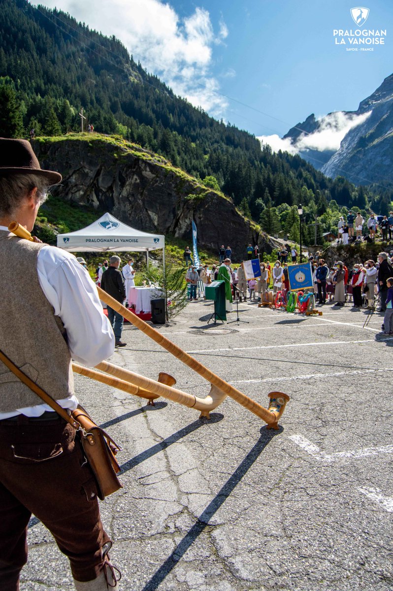 La Fête de l'Alpe et des Guides commence dès ce soir à 21h30 avec le spectacle son et lumière ! Les festivités se poursuivront dimanche dès 9h45 avec la messe, célébrée en plein air, sur le parking du bouquetin. S'en suivront de nombreuses animations... 
bit.ly/3zLQXuC
