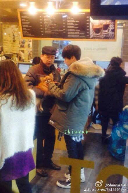 ELF 💙 Eunhyukjae’s Dad 

ยังสงสัยอยู่ว่า #SS9 ที่โซล พ่อยอกแจไม่ได้มาดู ปกติจะมาแทบทุกคอน เป็นคุณพ่อที่ดูแลสนับสนุนความฝันของลูกได้สุดยอดมาก 

ความรักที่มีให้ฮยอกแจ ส่งผ่านมาถึง elf เพราะมีคุณพ่อจึงมียอกแจที่สดใสและเปล่งประกาย 
คุณพ่อจะอยู่ในใจ elf ตลอดไป 
#StayStrongEunhyuk