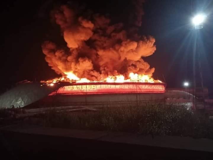 Continúa el 🔥🔥🔥incendio en la <a href="/UebDtcc/">UEB DTCC Matanzas</a>, nuestros 🚒bomberos matanceros y de otras provincias continúan laborando sin descanso. La situación es difícil; pero se persevera fuertemente.
#Matanzas al pie del cañón ‼️