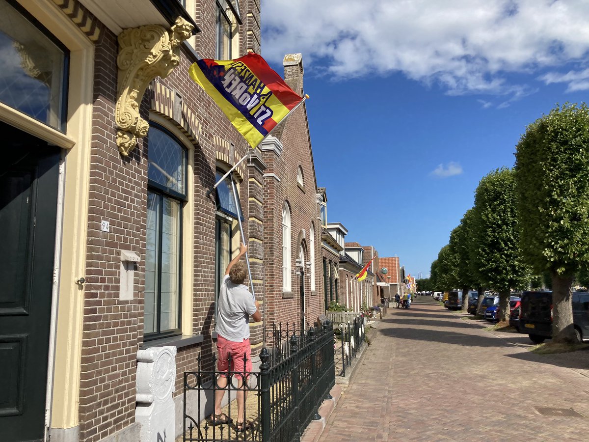Stavoren maakt zich op voor een feestelijke zeildag. De Staverse vlag wordt trots aan de gevels gehangen. #SKS22