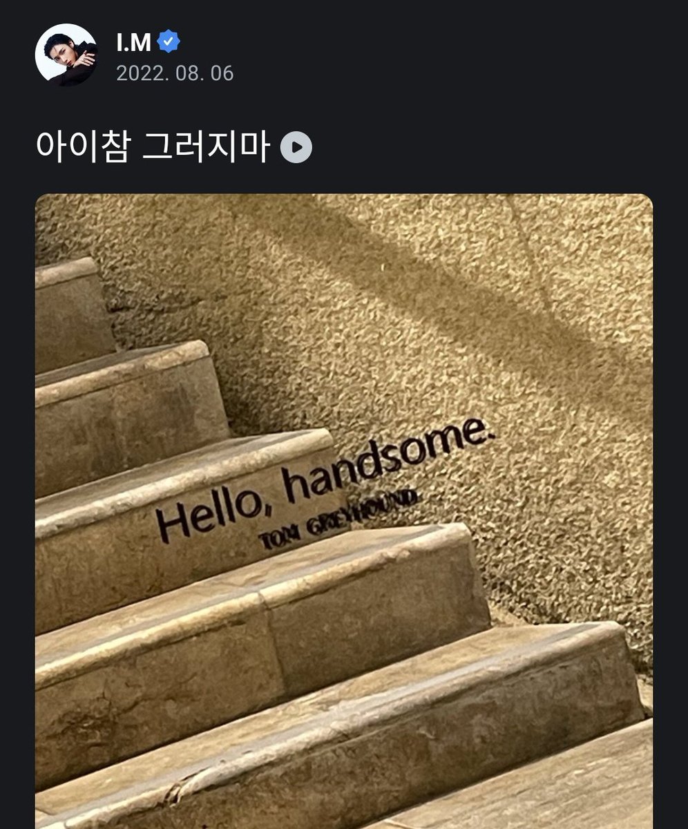 TurtleLoveCat's tweet photo. 🐱: oh my stop it

because the wording on the picture says 'Hello, handsome' hsjshsj changkyun's humor please 😭😂 https://t.co/5WyY8aoRc7