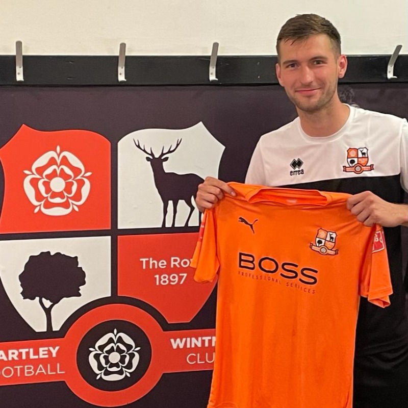 HartleyFC's tweet photo. ✍️ | 𝙎𝙥𝙞𝙚𝙧𝙨 𝙎𝙞𝙜𝙣𝙨 𝙛𝙤𝙧 𝙃𝙖𝙧𝙩𝙡𝙚𝙮 🤝

Welcome to new @HartleyFC midfielder George Spiers!

George joins us from @ashfordtownmx and follows in his dad's footsteps by playing for the Row.

He could make his debut against Swindon Supermarine later today.

#UTR🧡 https://t.co/jEeTbFIRvM