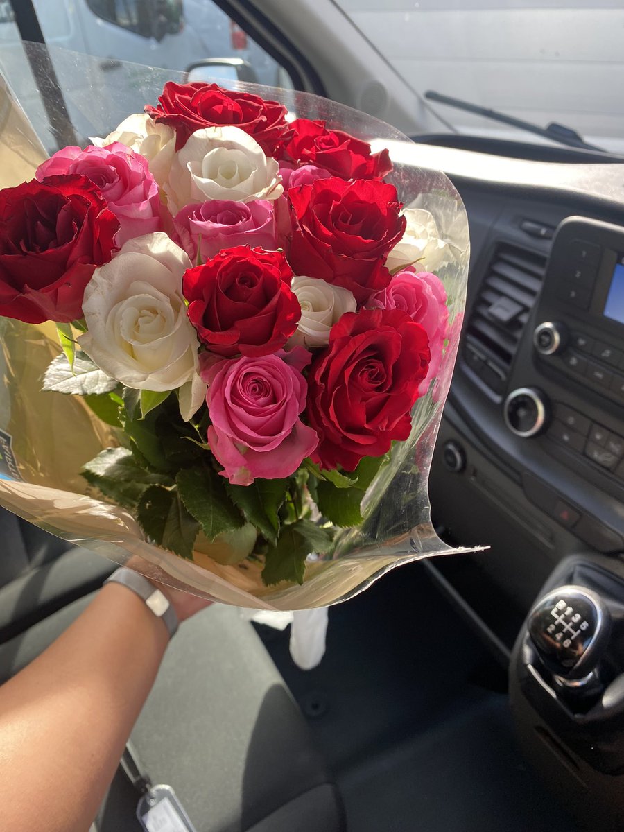 george_eracU8's tweet photo. Beautiful present dropped off from one of my customers returning a van this morning. Managed to get them a Luton last minute to move house after a competitor sadly let them down! #enterpriseonly #customerserviceisourwayoflife 🚚💐🥹 https://t.co/gecIhco3N9