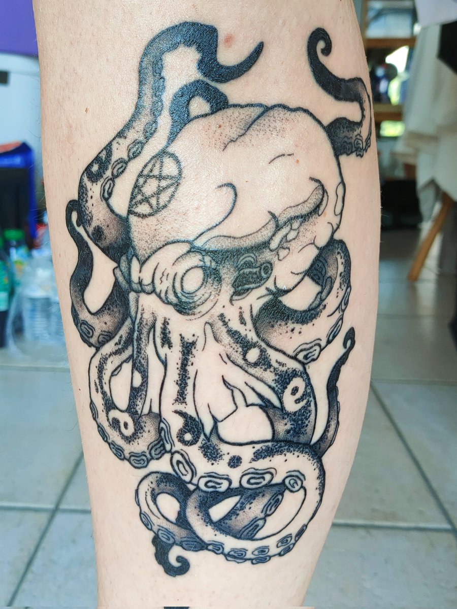 QueenDerp_'s tweet photo. New tattoo, 3rd day of healing 🥰 
Thank you to the amazing @AmberBVO who did the most amazing job after having only 2months of tattooing experience. 
Please go check her out ❤️ https://t.co/9RECPupaQK