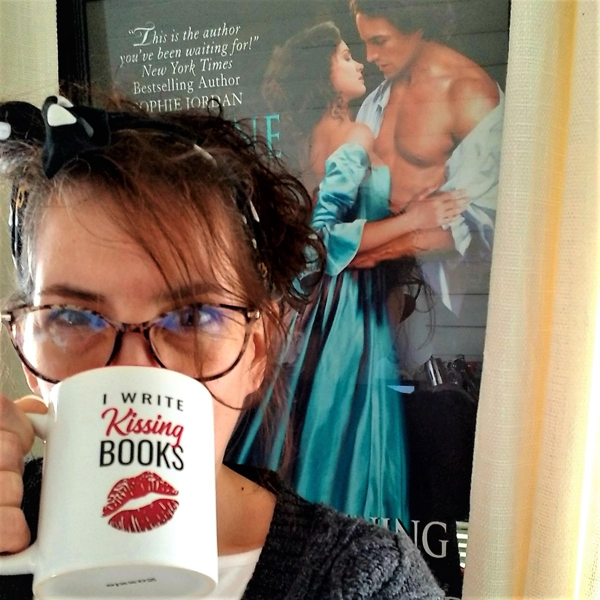 Guess what Vivienne Lorret does?  Find out more about this very talented writer and how you can get to meet her:   one.bidpal.net/bnr2022/custom…
#bunsandroses #ralc #adultliteracy #doinggood #viviennelorret