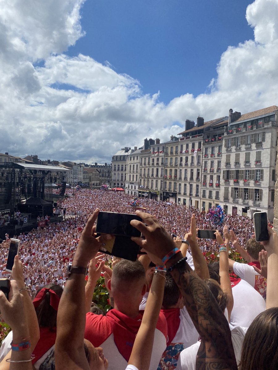 Fetes_Bayonne's tweet photo. C’était samedi dernier le réveil du roi 🤴 Léon et le défi d’aviron entre les deux clubs bayonnais sur l’Adour …#FDB2022 #BayonneMaVille https://t.co/VL3IcvumhA