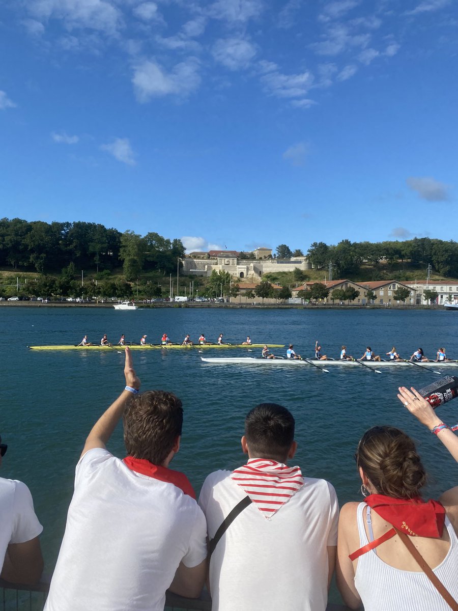 Fetes_Bayonne's tweet photo. C’était samedi dernier le réveil du roi 🤴 Léon et le défi d’aviron entre les deux clubs bayonnais sur l’Adour …#FDB2022 #BayonneMaVille https://t.co/VL3IcvumhA