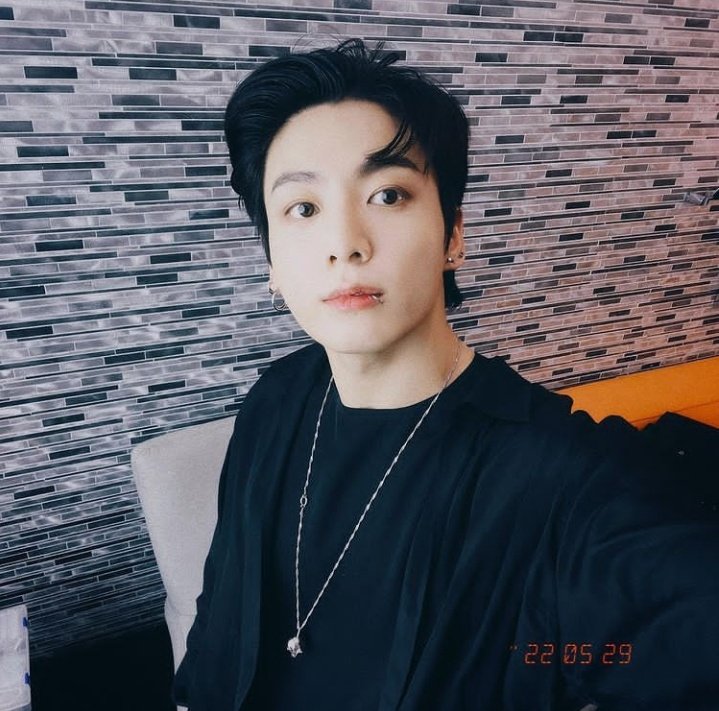 Sarah06103's tweet photo. Mi Ángel hermoso!! Te extraño tanto!! Tienes tiempo que no publicas en Weweser, que no posteas, que no actualizas en Instagram y que no hacen un Vlive, la verdad Te necesito mi amor!! 💔
@bts_bighit @BTS_twt_JUNGKK 
#JUNGKOOK #BTSARMY #BTSXSnoopDoggXBennyBlanco https://t.co/NFotzLp15I