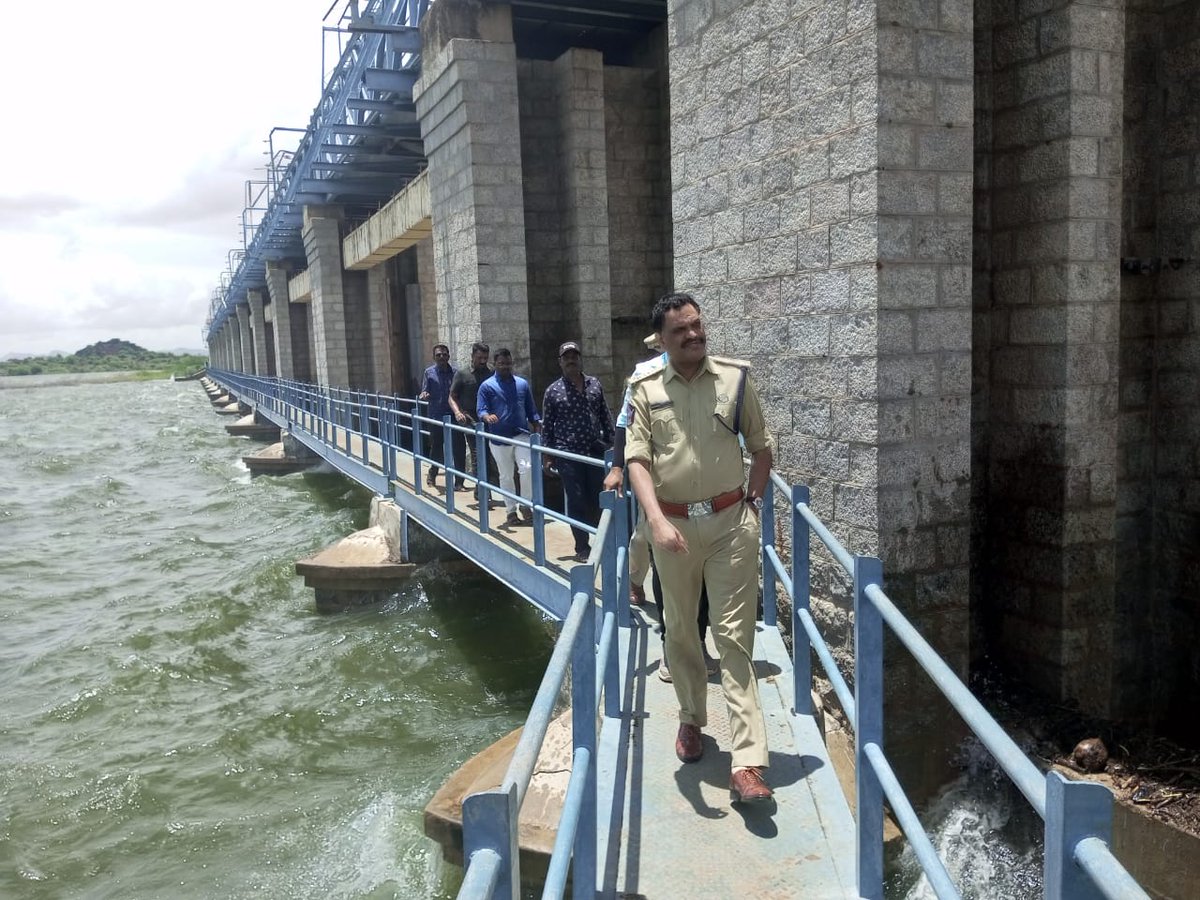 AnantapurPolice's tweet photo. ఎగువ ప్రాంతంలో విస్తారంగా వర్షాలు కురుస్తుండటంతో బి.టి.పి లోకీ వస్తున్న  వరదనీటిపై ముందస్తు జాగ్రత్తలు తీసుకోవాలని సూచించారు(2/2)
@APPOLICE100 
@dgpapofficial 
#anantapurpolice 
#btproject https://t.co/uhDJk9zBlD