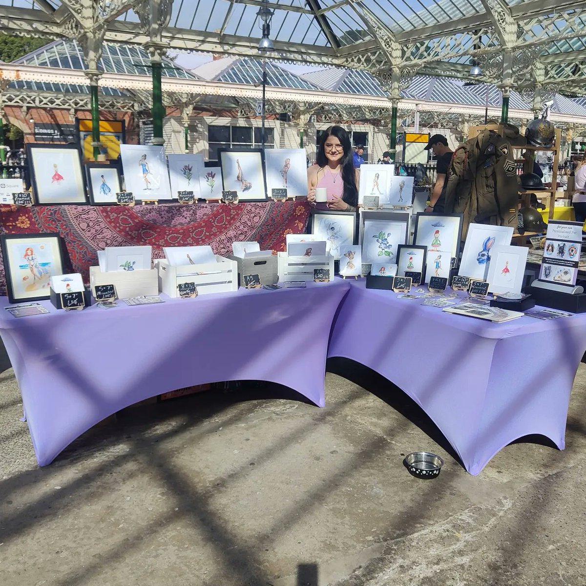 jbarrettart's tweet photo. Here at Tynemouth Market with ma cuppa and ma mama ☕🍀

Come say hi! Platform 2, to the right of the stairs 🥰

#art #myart #marketstall #artstall #artist #ArtistOnTwitter https://t.co/CQxFRQ6Bnn