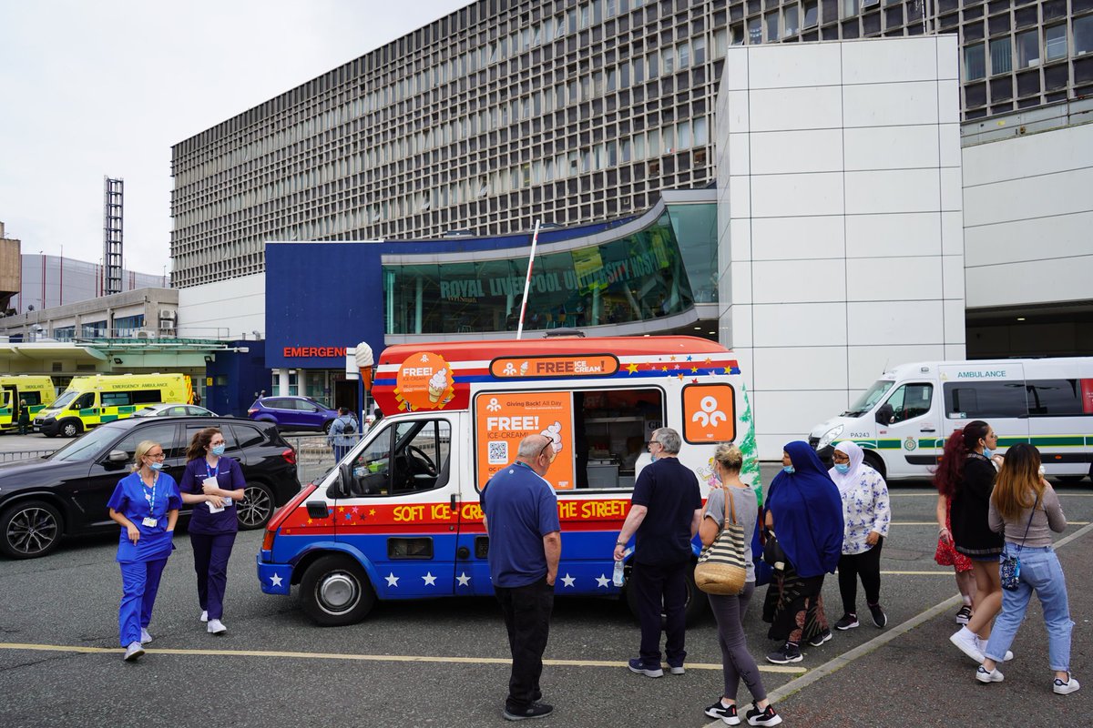 occommunity_'s tweet photo. Giving free ice cream out for the NHS workers #occommunity #NHS https://t.co/IGL47F6AlT