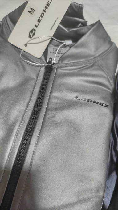 ウェットスーツみたいなLEOHEX届きました。 いままでのLEOHEXとの違いは、その素材感ですかね。 肌触りの良い感じじゃないです。 マット素材っていうんですかね？ 面光源で光を当てないと光沢感はイマイチかも。 足元は右側に写っているグレーのタイツでいいかな？