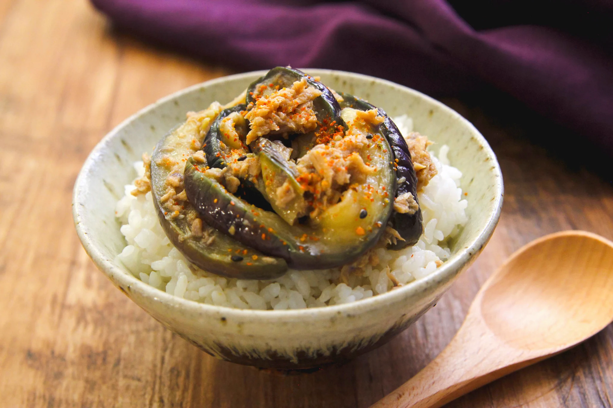 こうすると揚げ浸しのようになってとっても美味しい？！電子レンジで作れちゃう「ナス」レシピ！