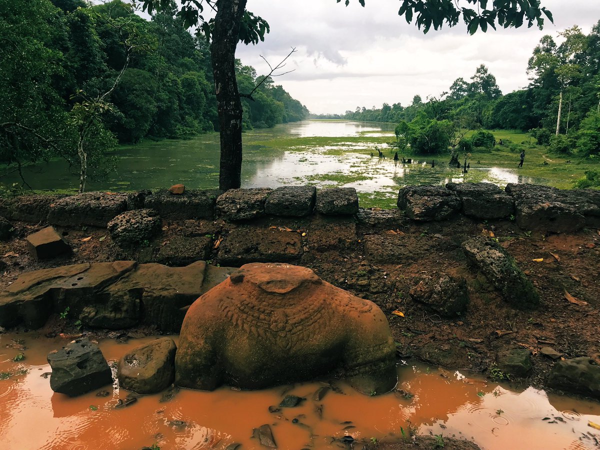 Bon_Guide's tweet photo. Broken pieces #tourguide #cambodiaguide #touristguide #tourleader #travelguide #hostoryguide #templeguide #angkorwat #worldheritage https://t.co/GIPzDQnYq0