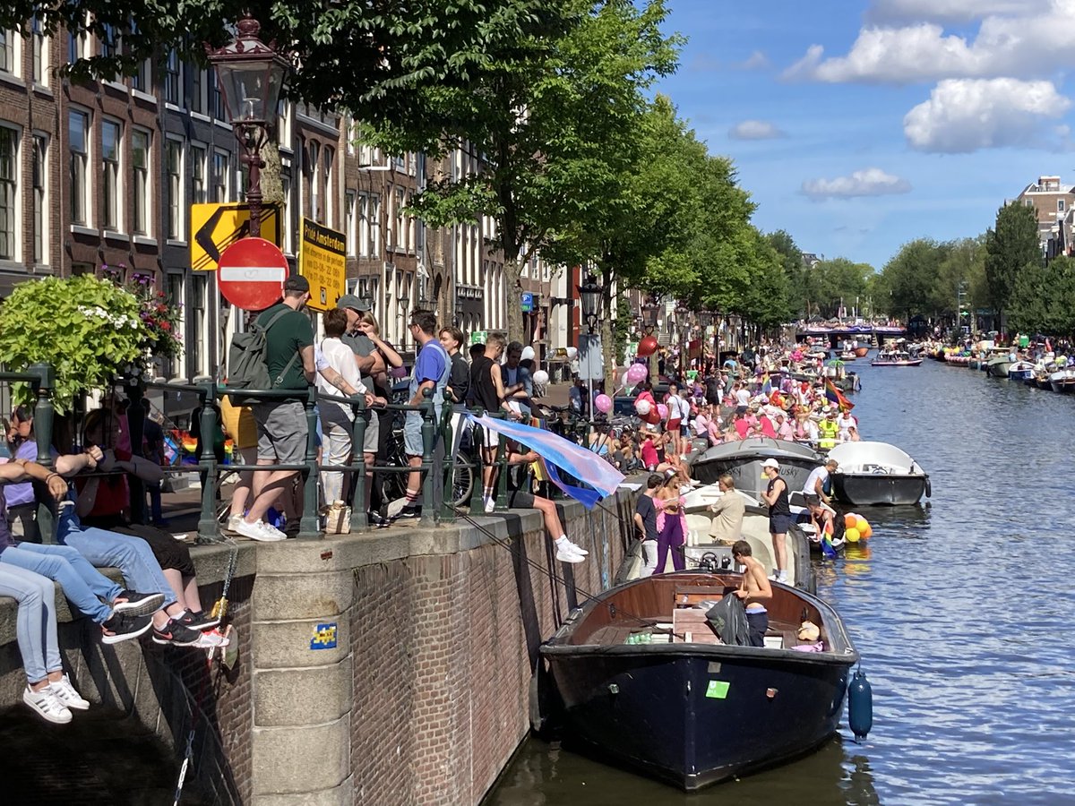 euro_tour's tweet image. アムステルダム(オランダ)。
本日の風景より。
②運河沿いを散策
パレードが始まる前の静けさ！さて、どんなパレードとなることやら！？