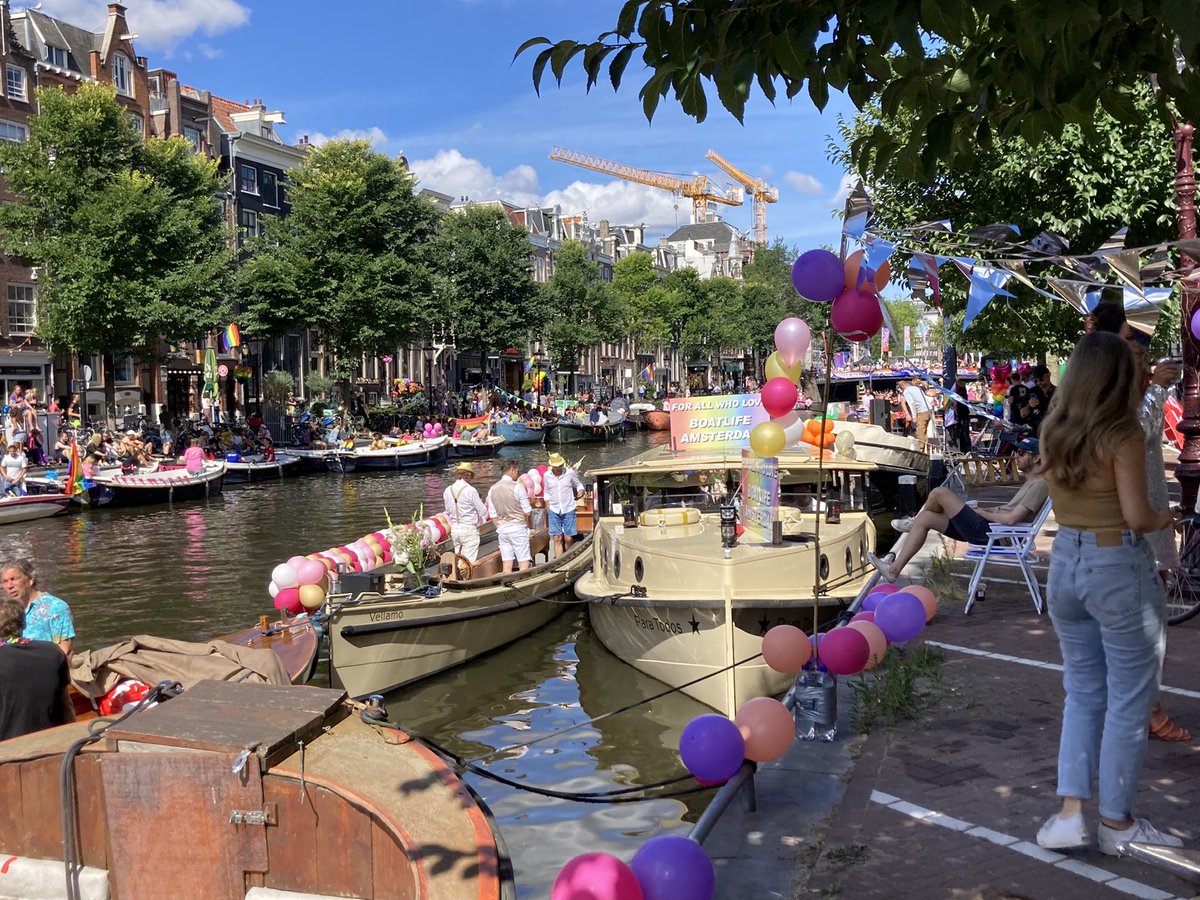 euro_tour's tweet image. アムステルダム(オランダ)。
本日の風景より。
②運河沿いを散策
パレードが始まる前の静けさ！さて、どんなパレードとなることやら！？