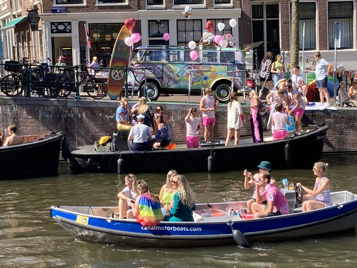 euro_tour's tweet image. アムステルダム(オランダ)。
本日の風景より。
②運河沿いを散策
パレードが始まる前の静けさ！さて、どんなパレードとなることやら！？